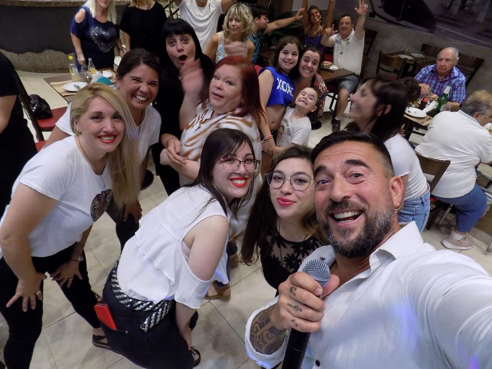 FOTOS SHOW GUSTAVO SANTILLAN EN ¨MANUS SANTOS LUGARES¨.