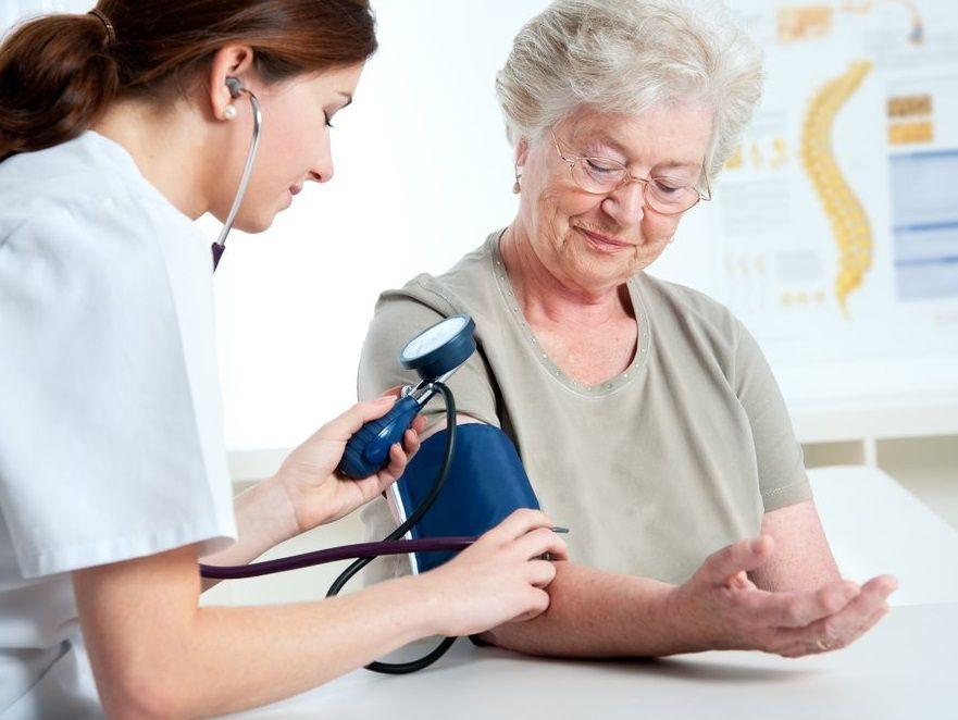PAMI lanzó un servicio para que sus afiliados puedan controlarse la presión en farmacias