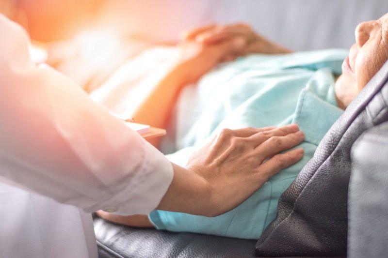 Enfrentar al cáncer: los cuidados paliativos como complemento de los tratamientos farmacológicos