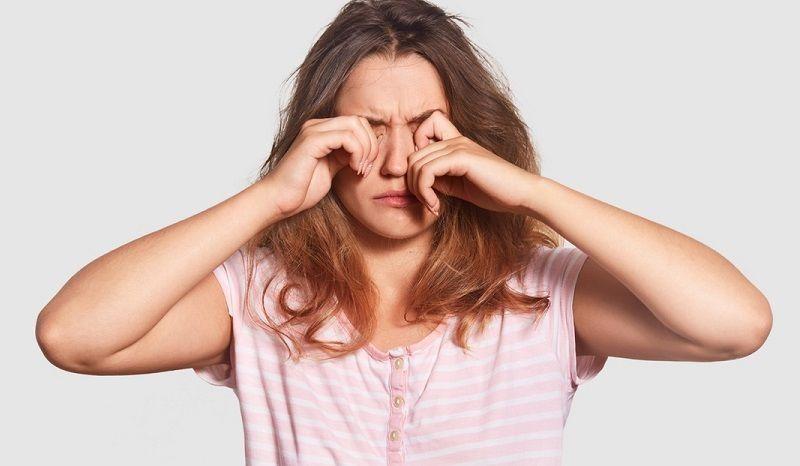 ¿Por qué no es bueno frotarse los ojos?