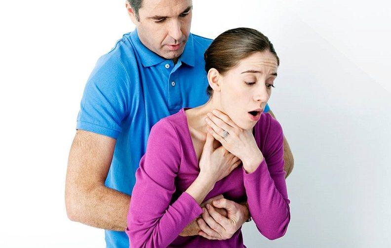 Cómo hacer la maniobra de Heimlich, técnica que en el 90% de los casos puede salvar una vida