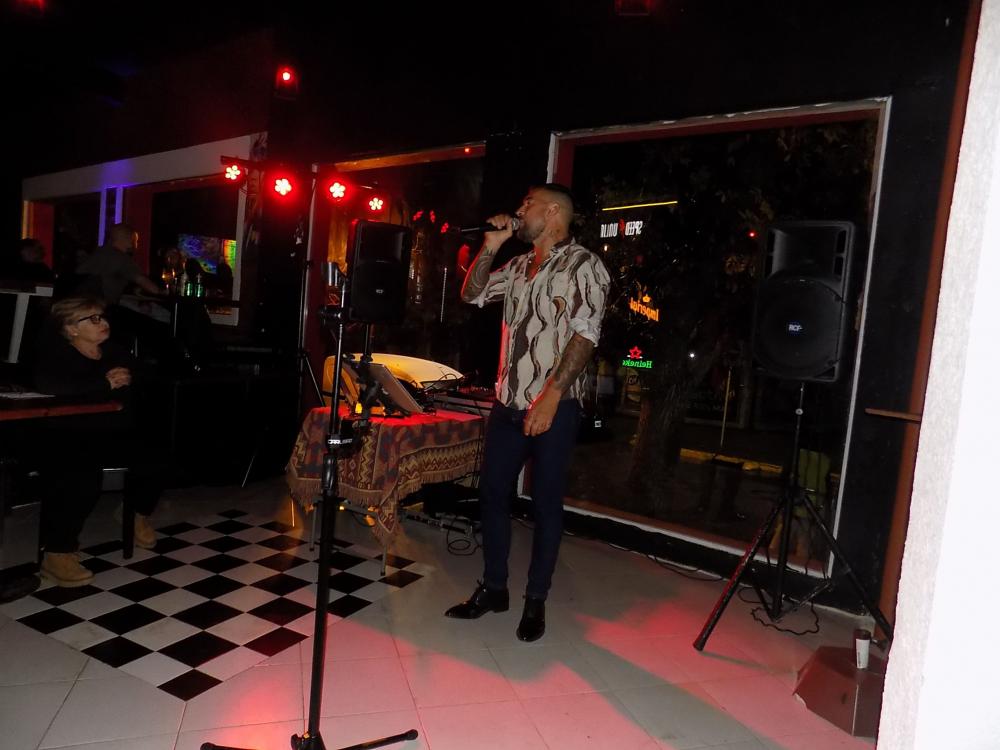 FOTOS SHOW GUSTAVO SANTILLAN EN ¨DOZ BAR¨ TIGRE