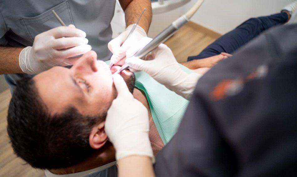 Fumar triplica el riesgo de tener enfermedades más graves de las encías