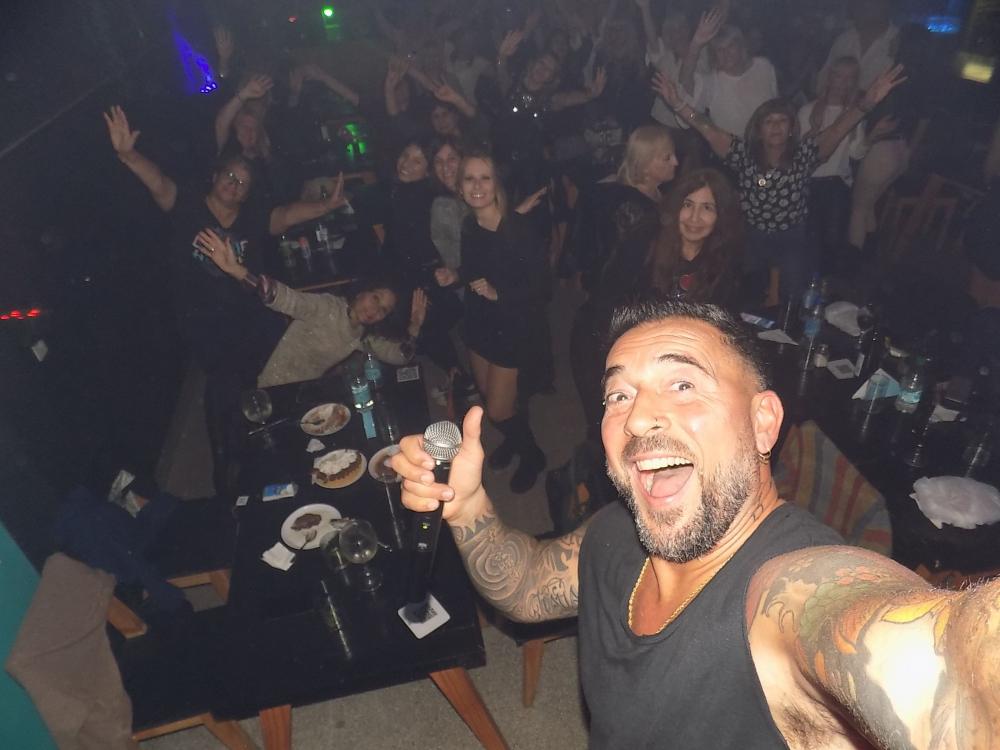 FOTOS SHOW GUSTAVO SANTILLAN EN ¨IRONI´K¨