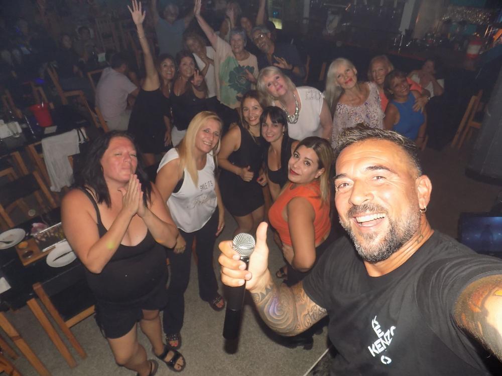FOTOS SHOW GUSTAVO SANTILLAN EN ¨IRONI´K¨