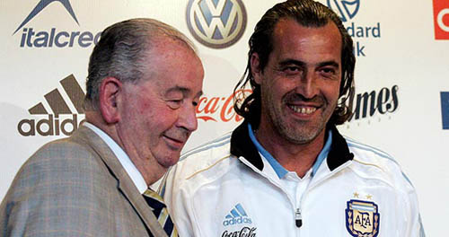 ....me parece a mí, o Grondona lo mandó al frente a Batista?