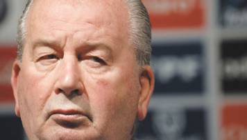 ...Don Julio ya no sabe con quien más pelearse...