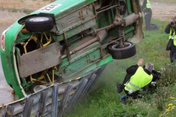 Hombre a punto de ser aplastado por un auto!