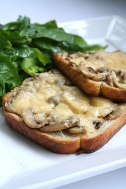 tostadas con hongos y queso