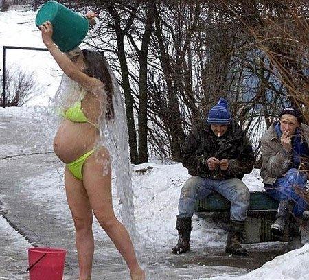 Chica embarazada tomando un baño de agua helada!