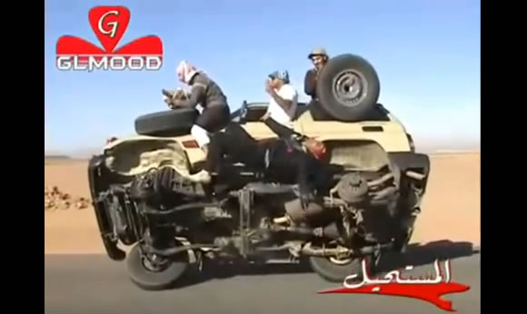 Jovenes sauiditas manejan carro en dos llantas (Video)