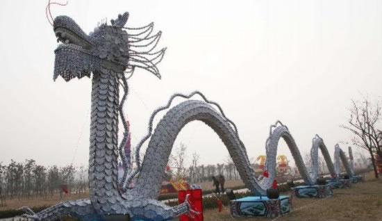 Dragón formado con más de 2.800 platos y tazas de porcelana (Fotos)