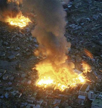 Japón lucha por evitar crisis nuclear tras terremoto