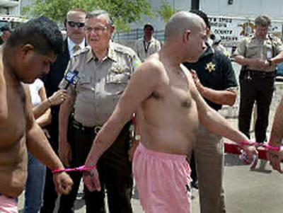 Para evitar la reincidencia visten de rosado a los presos