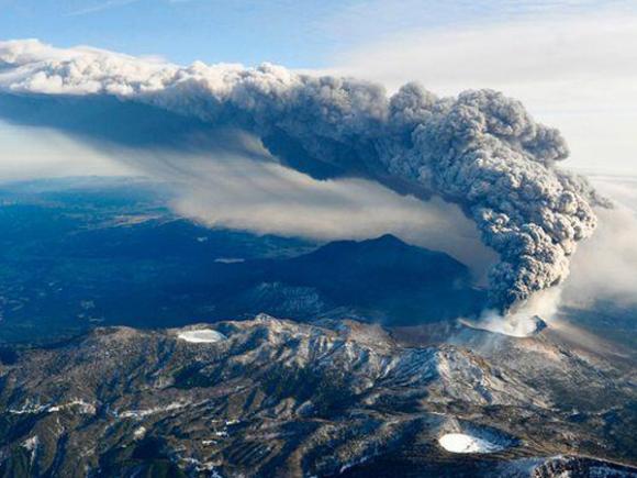 Tras el sismo, un volcán en Japón entró en erupción.