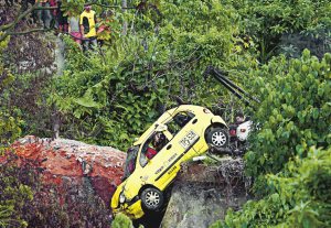 Para evitar un robo, tira su taxi al abismo con el ladrón dentro