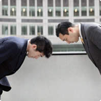 ¿Por qué en Japón se saluda inclinando la cabeza?