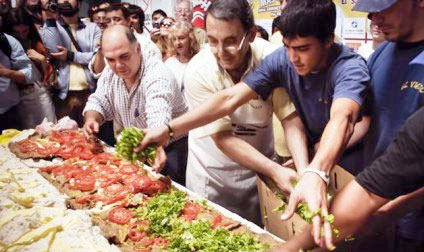El sandwich de milanesa más grande del mundo es Argentino