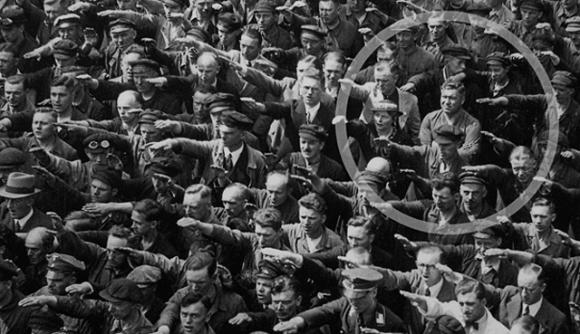 El hombre cruzado de brazos !