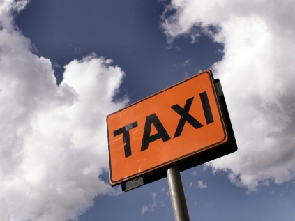 ¿Cual es el origen de la palabra Taxi?
