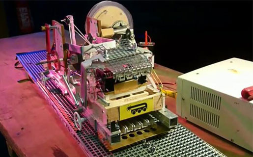 Máquina de madera y chatarra resuelve complejos algoritmos