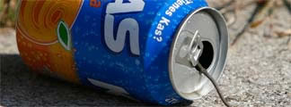 Encuentra un ratón en su lata de refresco