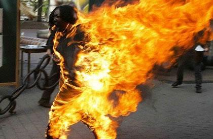 Mujer se prende con fuego a sí misma en protesta de racismo