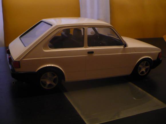 Un hobbista Argentino construyó un Fiat 147 a escala totalmente en papel y cartón