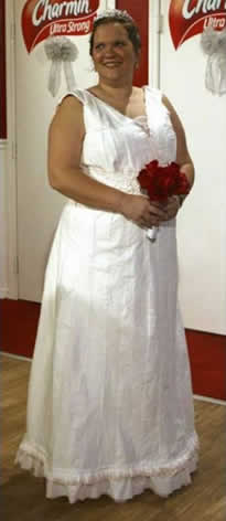Novia se casa con vestido hecho de papel higiénico