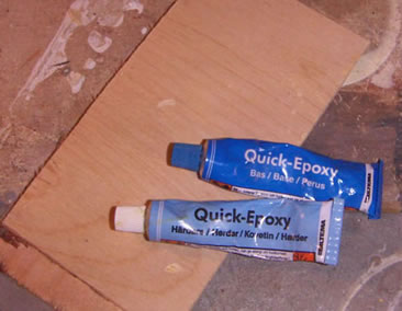 Niño se pega al cabecero de su cama para no ir el primer dia al Escuela