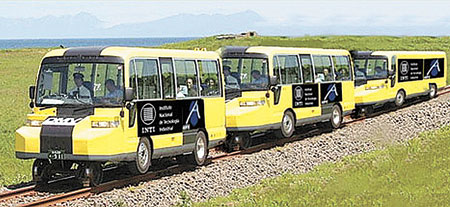 Ingenieros Argentinos desarrollan un vehiculo de transporte de pasajeros para circular indistintamente por las vías del ferrocarril y tambien por ruta