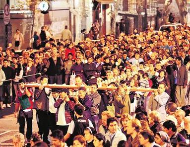 Vía Crucis porteño: 8.000 velas iluminaron la Avenida de Mayo