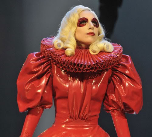 Chicas con trajes extraños 