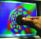 ¿Por qué el imán distorsiona la pantalla del monitor?