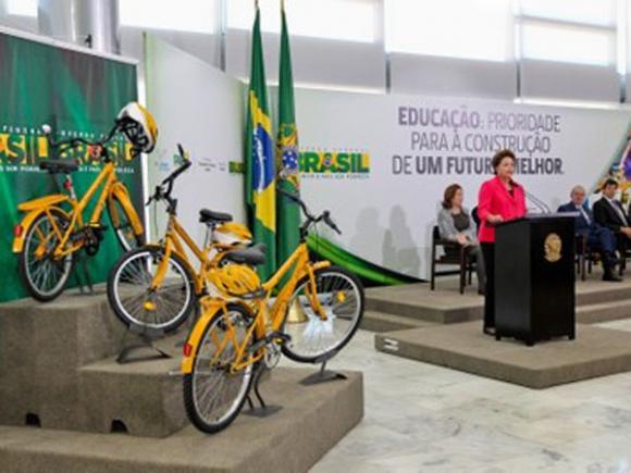 Rousseff impulsará en Brasil las bicisendas y dona 100 mil bicicletas para los alumnos carecientes