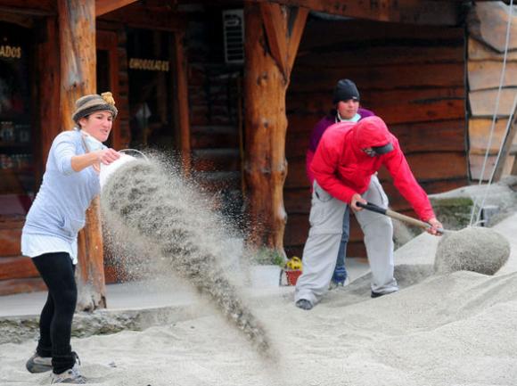 VILLA LA ANGOSTURA. ... la ceniza volcánica  todo  una postal de la desolación. 