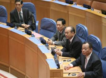 Recortarán salario de funcionarios públicos para Japon