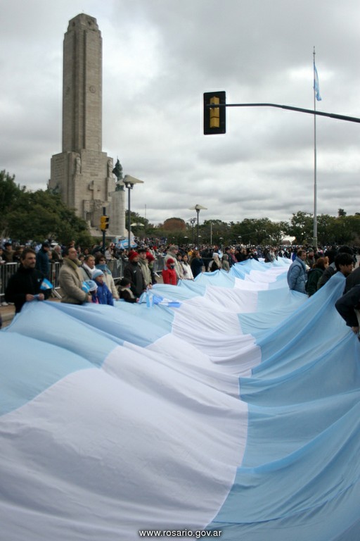 La bandera más grande del mundo es Argentina , tiene 18 km de largo