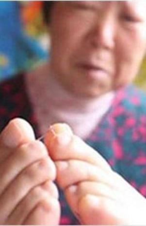 Insólito – Mujer sin brazos es la mejor bordadora de su aldea