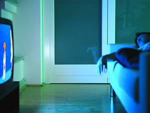 Dormir con la televisión encendida puede causar depresión