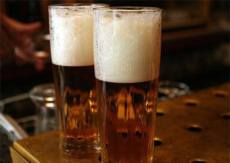 Tomar alcohol despues de cenar mucho, la digestión es mas lenta