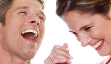 Los hombres cuentan más chistes pero que las mujeres se ríen más