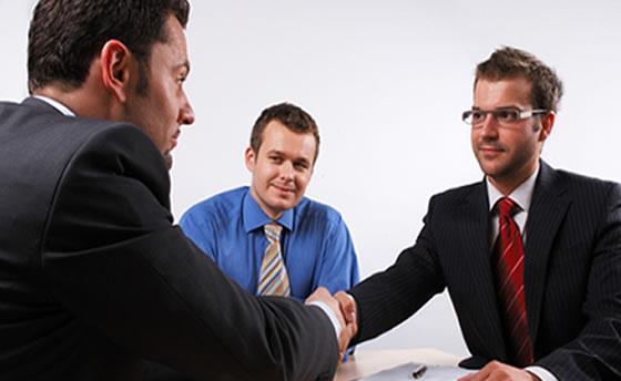 Los que usan lentes tienen más posibilidades de ser contratados