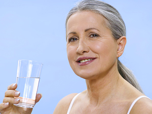 ¿Beber agua ayuda a adelgazar?