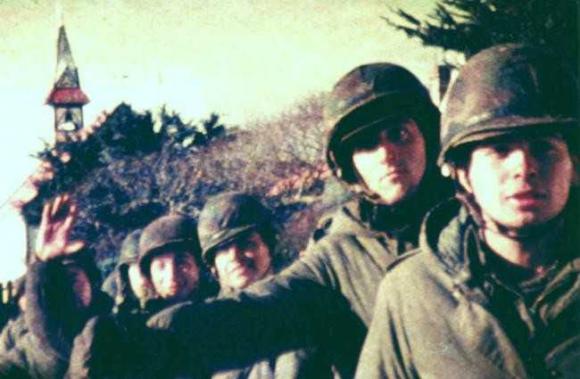 Ex combatiente de Malvinas, dado por muerto, es hallado en el monte, al borde de la locura.