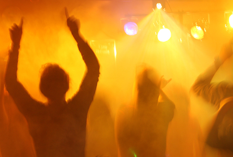 Los hombres tienen mejor oído que las mujeres en las fiestas.