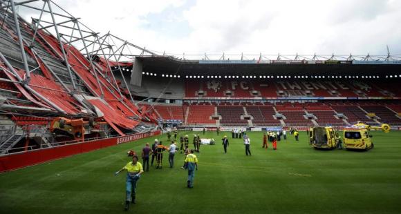 Muere una persona y 14 resultan heridas en un derrumbe en el estadio del Twente en Holanda.