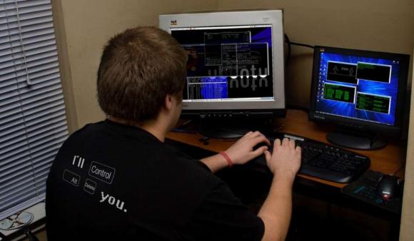 Un grupo de hackers ataca y roba nombres y contraseñas de los servidores de Apple.