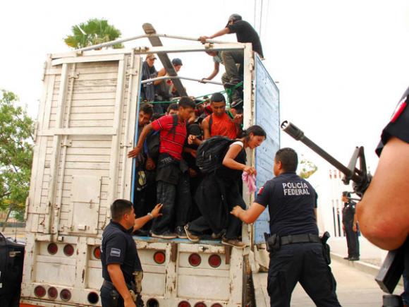 México: Usan falso tráiler de Cruz Roja para traficar migrantes
