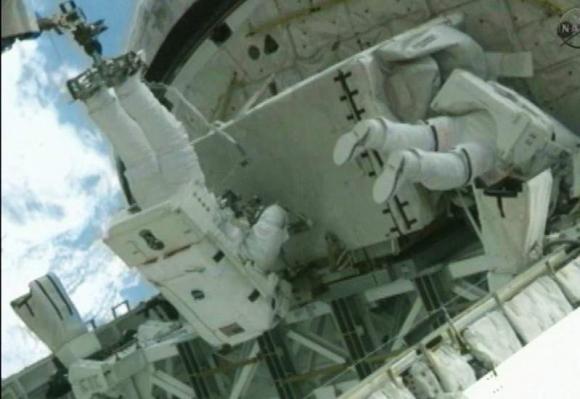 La última caminata espacial de la era de los transbordadores concluye con éxito.